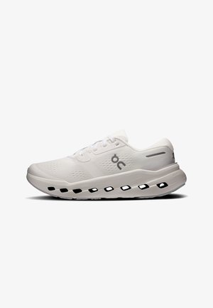 Chaussure de course athlétique blanche avec dessus en mesh, semelle intermédiaire en mousse présentant des sections creuses semblables à des nuages, et logo noir sur le côté et le talon.