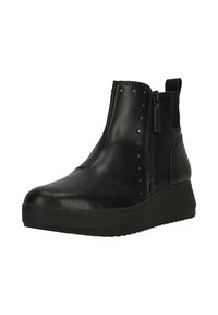 Botas de cuero negro hasta el tobillo con una plataforma baja, cremallera lateral y detalles de tachuelas. Textura suave con un diseño elegante y estilizado.