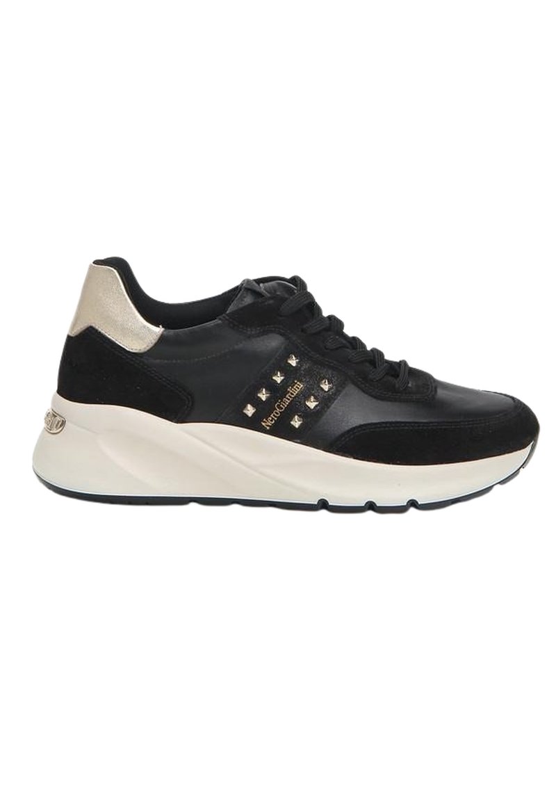 Svart sneaker med läder- och mockamaterial, guldfärgade nitar på sidan, en krämfärgad mellansula och en texturerad svart sula.