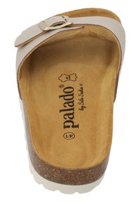 Lichtbeige kurk sandaal met een textuur voetbed, verstelbare band en metalen gesp. 'Palado' merk op de binnenzool afgedrukt.