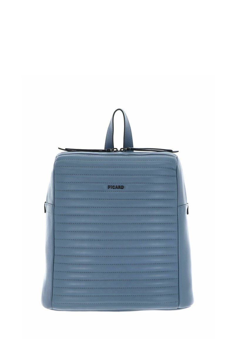 Sac à dos en cuir bleu avec texture à côtes horizontales, poignée supérieure et fermeture éclair. Présente un logo à l'avant et une poche latérale.