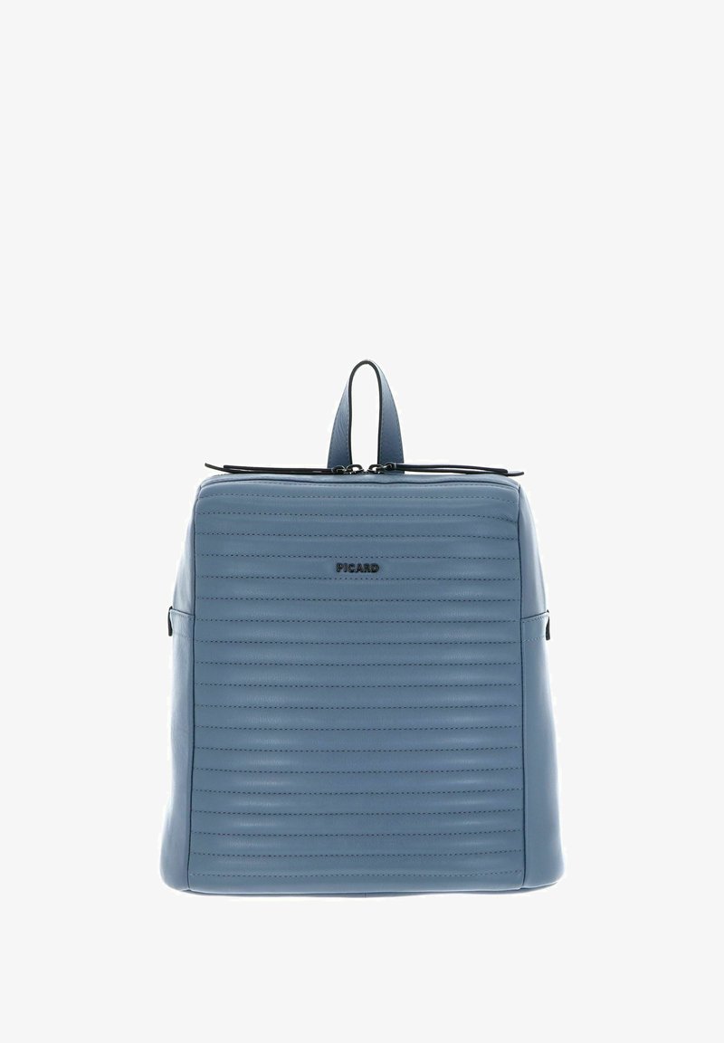 Sac à dos en cuir bleu avec texture à côtes horizontales, poignée supérieure et fermeture éclair. Présente un logo à l'avant et une poche latérale.