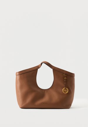 Sac à main en cuir marron avec poignées arrondies, bord supérieur incurvé et breloque logo Michael Kors dorée suspendue sur le côté.