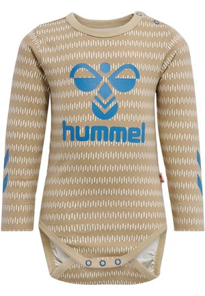 Beige langærmet bodysuit med et blåt grafisk design og hvide vandrette striber, med trykknapper ved skulderen og bunden.