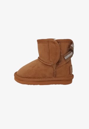 Stivale alla caviglia in suede marrone con punta rotonda, dettagli cuciti e suola in gomma testurizzata. Presenta una fascia laterale decorativa con accenti.