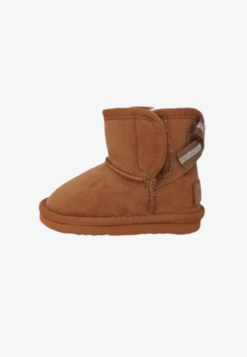 Stivale alla caviglia in suede marrone con punta rotonda, dettagli cuciti e suola in gomma testurizzata. Presenta una fascia laterale decorativa con accenti.