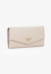Portafoglio in pelle sintetica beige con un accento triangolare in tono oro, chiusura a cappuccio triangolare e superficie liscia. Design slim e rettangolare.