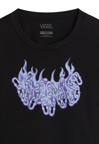 Schwarzes Baumwoll-T-Shirt mit einem lila Grafikdesign von Ketten in einer flammenartigen Darstellung auf der Brust. Rundhalsausschnitt, Größe S.