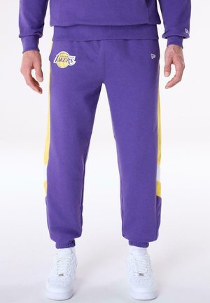 New Era LOS ANGELES LAKERS NEW ERA NBA PANEL JOGGER JOGGINGHOSE LILA UNISEX - Tracksuit bottoms - lila