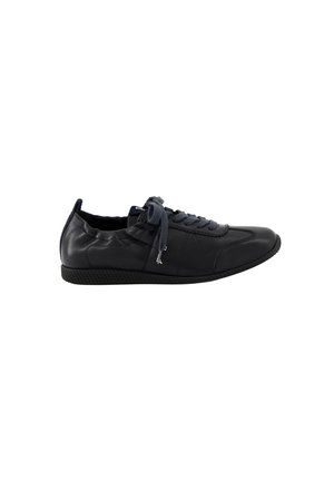 Baskets basses en cuir noir avec lacets gris foncé, semelle en caoutchouc et détails cousus, vues du côté extérieur sur fond blanc.