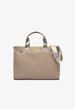 Borsa tote rettangolare beige con due manici corti, una tracolla lunga regolabile e una tasca frontale con cerniera, esposta su sfondo bianco.