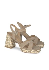 Beige Wildleder-Plateausandalen mit Kreuzriemen. Klobiger, geflochtener Blockabsatz aus natürlichen Fasern, mit texturierter Oberfläche und verstellbarem Knöchelriemen.