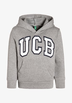Grå børne-hoodie med forlommekanguru og store hvide bogstaver "UCB" med sort omrids på tværs af brystet.