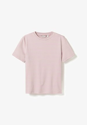 T-shirt rose clair à manches courtes et col rond avec fines rayures horizontales blanches, posé à plat sur un fond blanc.