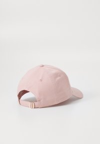 Cappellino da baseball in cotone rosa con visiera curvata, cinturino regolabile sul retro e fori di ventilazione per traspirabilità. Design semplice e privo di decorazioni.