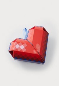 Boîte en forme de cœur en papier à motif argyle rouge et bleu, avec un ruban bleu clair sur le dessus ; présente une finition brillante et des bords pointus.