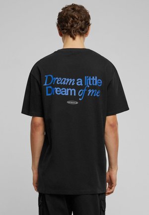 Sort bomulds T-shirt med blå tekst på ryggen, der står: "Dream a little Dream of me." Klassisk rund halsudskæring og afslappet pasform.