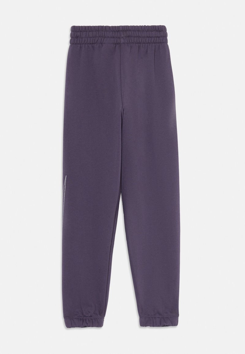 Lila Jogginghose mit elastischem Bund, schmal zulaufendem Bein und gerafften Säumen; glatte Textur; minimalistisches Design ohne sichtbare Muster.
