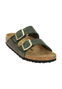 Sandales en cuir vert avec deux sangles ajustables et boucles en métal argenté. Semelle en liège et semelle en caoutchouc noir. Design ouvert à l'avant.