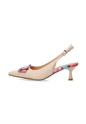 Beige pump met puntige neus, slingback, kittenhak en een meerkleurig abstract patroon op gesp en binnenzool.