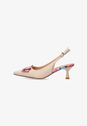 Beige pump met puntige neus, slingback, kittenhak en een meerkleurig abstract patroon op gesp en binnenzool.