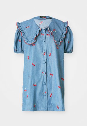 Denimblå kortermet skjorte med stor volangkrage, rød kirsebærbroderi, knappfront og puffede ermer.