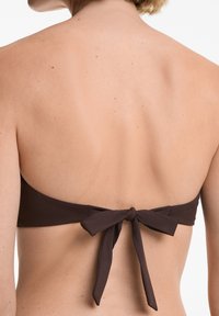 Rjav bandeau bikini top s privezanim vozlom zadaj, s gladko teksturo in čistimi lini za minimalističen dizajn.
