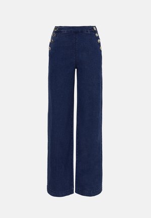 Pantalon en denim bleu foncé à jambes larges, taille haute avec quatre boutons décoratifs argentés de chaque côté de la ceinture.