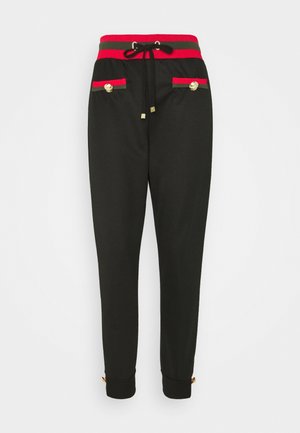 Czarne dresy z czerwono-zielonym paskiem w talii, złotymi guzikami na kieszeniach i mankietach, z regulowanym sznurkiem dla lepszego dopasowania.