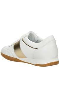 Weißer Sneaker mit einem metallisch goldenen Streifen, Obermaterial aus glattem Leder, runder Zehenpartie und einer strukturierten Gummisohle in Braun.