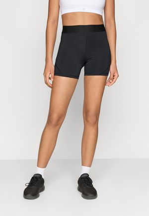 Μαύρα αθλητικά σορτς με φαρδύ ελαστικό ζωνάκι και λείο υφή, με εφαρμοστό σχέδιο και μήκος μέχρι το μέσο του μηρού.