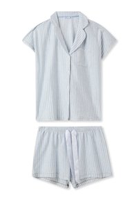 Completo pigiama corto a righe azzurro chiaro con camicia button-up con colletto e taschino sul petto, abbinato a pantaloni corti con elastico in vita e fiocco.