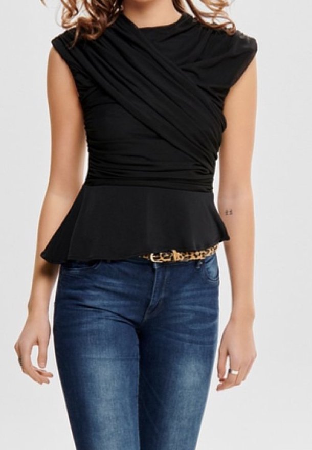 Top peplum nero realizzato in tessuto morbido, con design arricciato, maniche a cappuccio e orlo curvo, abbinato a jeans in denim blu scuro.