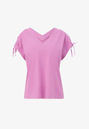 Roze katoenen T-shirt met een V-halsdesign, korte mouwen en plooidetails op de schouders voor een verstelbare pasvorm. Glad textuur, casual stijl.