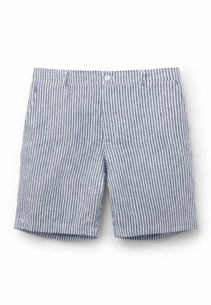 Pantalones cortos casuales de hombre con finas rayas verticales azul marino y blancas, cintura con botones y bolsillos laterales, extendidos sobre un fondo blanco.