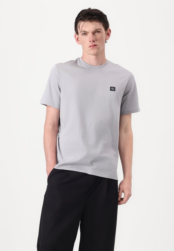 BADGE CLASSIC TEE - Basic T-shirt - formal gray3