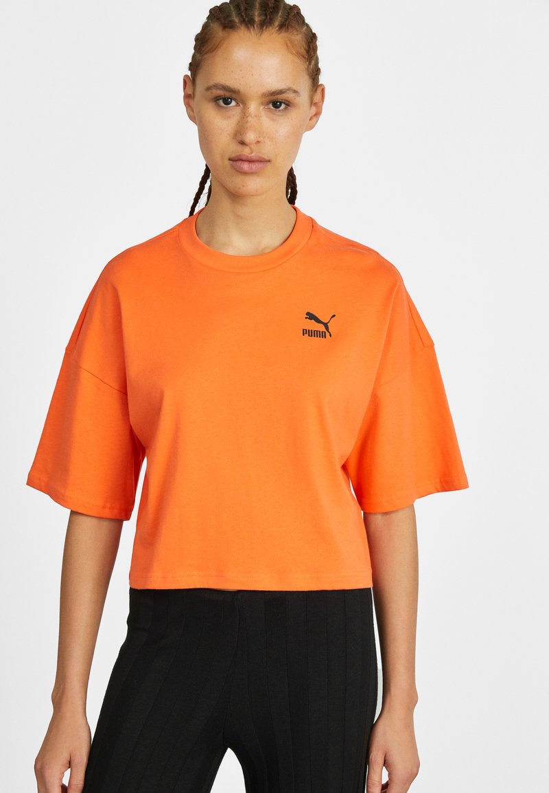 Puma CLASSICS - Basic T-shirt - hot heat/black - Zalando.co.uk