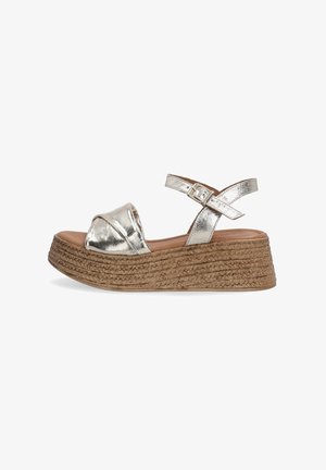 Metalliske sølvfarvede platform sandaler med et krydsrem-design, vævet jute mellemsål og en spænde lukning på ankelremmen.