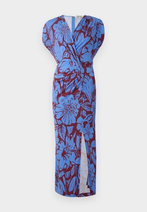 Langes Kleid mit Wickeldesign, das ein blaues Blumenmuster auf burgunderrotem Hintergrund zeigt, aus glattem Stoff mit einem seitlichen Schlitz.