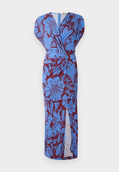 Garšs kleita ar apņemšanas dizainu, kurai ir zilu ziedu raksts uz bordo fona, izgatavota no gludas auduma ar sānu šķēlumu.