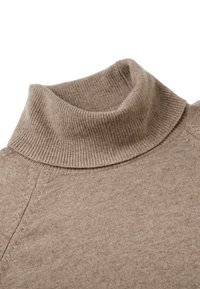 Beige pletený rolák se žebrovaným límcem a podrobným prošíváním na rameni.