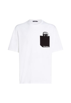 Weißes T-Shirt mit kurzen Ärmeln, das eine schwarze Tasche mit einem Grafikdesign einer Handtasche und einem Logo zeigt. Glattes Baumwollmaterial, Crew-Neck-Design.