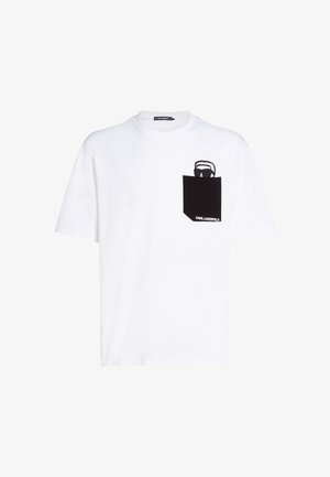 Weißes T-Shirt mit kurzen Ärmeln, das eine schwarze Tasche mit einem Grafikdesign einer Handtasche und einem Logo zeigt. Glattes Baumwollmaterial, Crew-Neck-Design.