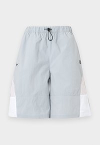 Αθλητικό σορτς ανοιχτό γκρι με λευκές πλαϊνές λωρίδες, ελαστική μέση και μαύρο κορδόνι, σε απλό φόντο.