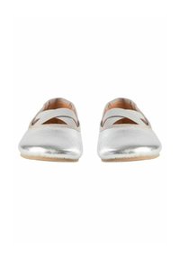 Pereche de balerini argintii cu barete elastice încrucișate și tălpi căptușite în culoare bronz, văzuți din față pe un fundal alb.