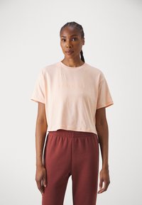 Champion C-TECH CREWNECK CROP - Apdrukāts T-krekls - apricot