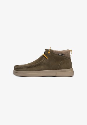 Taupe Wildleder-Stiefeletten mit einem weichen Innenfutter, beiger Gummisohle, gelbem Akzentband und kontrastierenden Nähten.