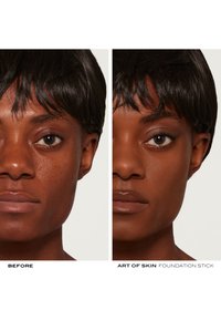 Résultats de stick de fond de teint sur le visage d'un modèle, côté gauche teint de peau inégal, côté droit teint lisse et uniforme. Cheveux foncés, arrière-plan neutre.