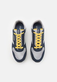 Scarpe da ginnastica blu e grigie con pannelli in rete, lacci gialli e suola ammortizzata. Il design presenta una punta arrotondata e accenti in contrasto.