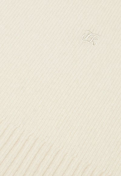 Tessuto a maglia a coste color crema chiaro con un sottile logo ricamato nell'angolo in basso. Morbida consistenza con linee verticali diffuse.